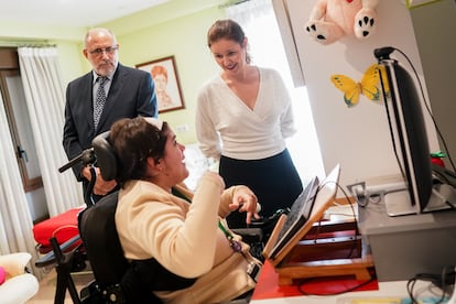 La consejera de Familia, Juventud y Asuntos Sociales, Ana Dávila, visita la Fundación Polibea en Tres Cantos.
