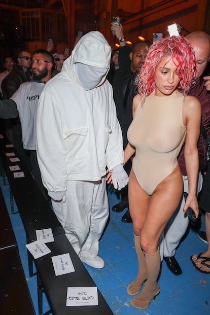  Kanye West y Bianca Censori en el desfile de Prototypes en París en junio de 2024.