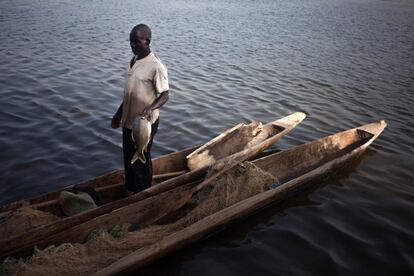 Um dos pescadores conseguiu um peixe de bom tamanho. Em 2018, o orçamento da ACNUR para assistência a pessoas deslocadas e refugiados na República Centro-Africana é de 143,82 milhões de euros.