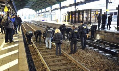 La policía examina la estación de Bonn tras un aviso de bomba.