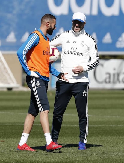 El técnico francés dirigió su primer entrenamiento con la plantilla, aunque Marcos Llorente, Vinicius, Carvajal y Lucas Vázquez continuaron con sus procesos de recuperación. En la imagen, el entrenador del Real Madrid, Zidane (a la derecha), bromea con el jugador francés Benzema.