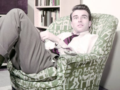 El actor Montgomery Clift (1920-1966) se relaja en un sofá mientras posa para un retrato publicitario alrededor del año 1950.
