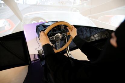 Amira Abdulgader practica en el simulador antes de pasar a las clases prácticas en un coche de verdad.