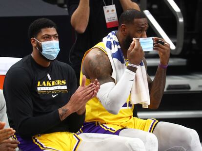 LeBron James y Anthony Davis en el banquillo de los Lakers, durante un partido.