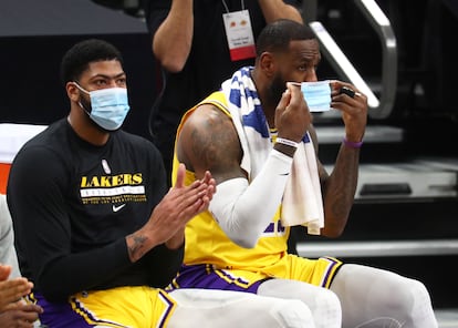 LeBron James y Anthony Davis en el banquillo de los Lakers, durante un partido.