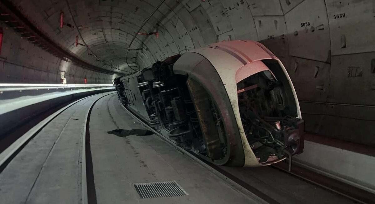 Adif y Renfe retirarán por piezas y durante las noches el tren descarrilado entre Atocha y Chamartín