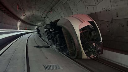 Unidad de cola del tren Avant de Renfe siniestrado el sábado en el túnel de alta velocidad Chamartín-Atocha.