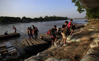 Un grupo de migrantes centroamericanos cruza de Guatemala a México.