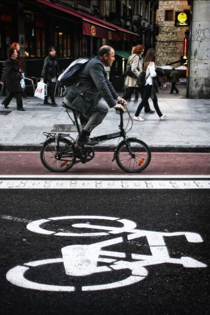 Un hombre circula con una bicicleta plegable por el ciclocarril de Mayor en dirección Puerta del Sol en sentido contrario al de la marcha. Este carril crea confusión entre los usuarios por estar diseñado para circular en contra del sentido del tráfico de vehículos a motor