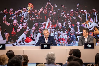 Víctor Sendra (izquierda.), director general del Roig Arena, y Pedro Ortiz, coordinador de Comunicación, en la presentación este martes del recinto en Valencia.
