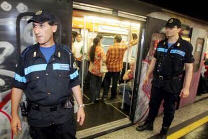 Agentes de seguridad privada vigilan una estación de metro en Roma.