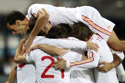 Arbeloa salta sobre sus compañeros para celebrar uno de los goles de España.