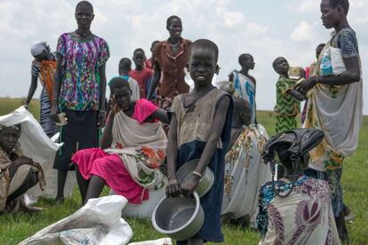 Desplazados internos en Sudán del Sur esperan a que el Programa Mundial de Alimentos distribuyas raciones de comida el pasado 25 de julio.