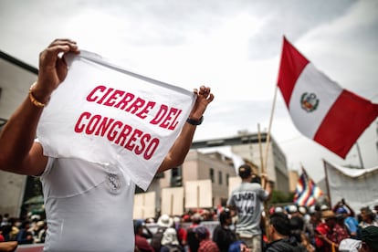 Simpatizantes de Castillo celebran la noticia del cierre del Congreso, en Lima. 