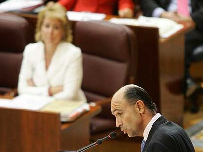 Lamela expone en la Asamblea de Madrid, ante Aguirre, su versión del caso del Severo Ochoa, en abril de 2005.