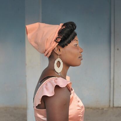 Mujer vestida para bailar en el templo de Badjo, en Gonaïves (Haití), durante las ceremonias vudú de enero.