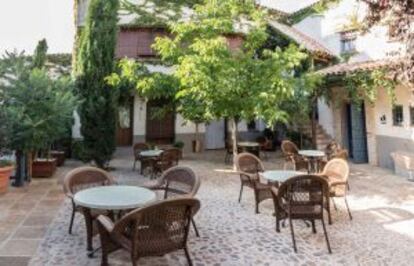 Patio del hotel La Vida de Antes, en Consuegra (Toledo).