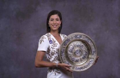 Garbi&ntilde;e Muguruza muestra el trofeo de Wimbledon.
 
 