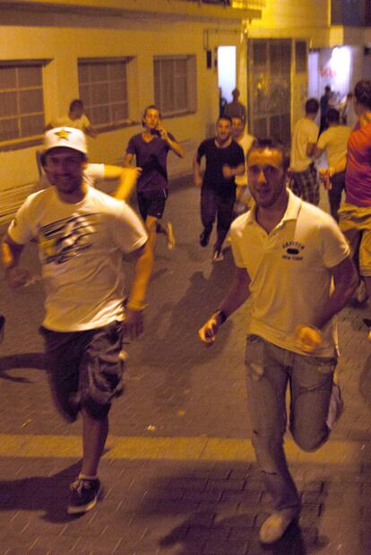 Un grupo de turistas huye de la policía en Lloret.