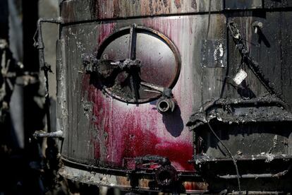 Manchas de vino en un tanque de fermentación en la bodega Paradise Ridge Winery después de ser destruido por el incendio de Tubbs en Santa Rosa, California, el 12 de octubre.