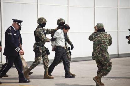 El Chapo Guzmán es trasladado hacia un helicóptero por soldados de la Marina.