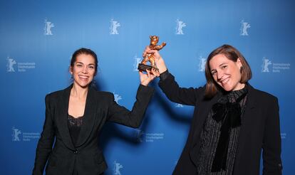 María Zamora y Carla Simón, en febrero de 2022 con el Oso de oro de la Berlinale por 'Alcarràs'.