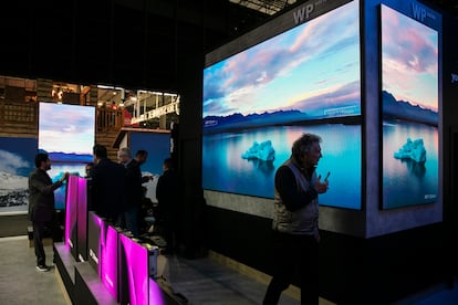 Un expositor durante el primer día de la feria ISE en Barcelona, este martes.