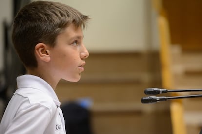 Un estudiante se dirige a la Cámara desde la tribuna de oradores.