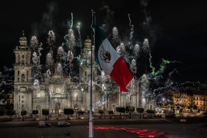 Tras el encendido del pebetero se dio paso al tradicional espectáculo de fuego artificiales.