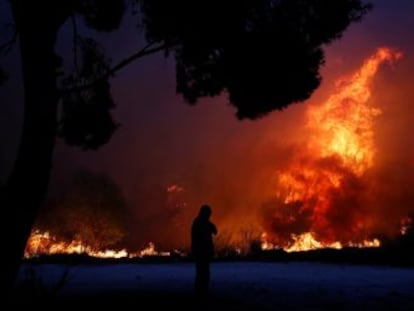 As autoridades declararam estado de emergência e pediram ajuda europeia para combater as chamas