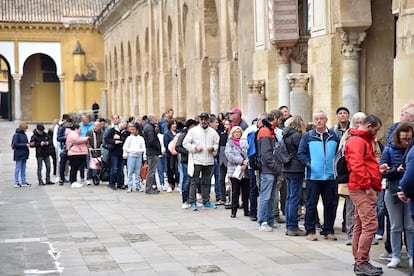 Cola de turistas en el Patio de los Naranjos, esperando para entrar a la Mezquita-catedral de Córdoba.