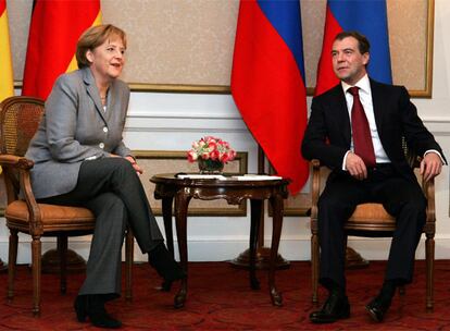 La canciller alemana, Angela Merkel, y el presidente ruso, Dimitri Medvédev, han aprovechado su presencia en Washington para celebrar un breve encuentro bilateral antes de las sesión de trabajo con el resto de países.