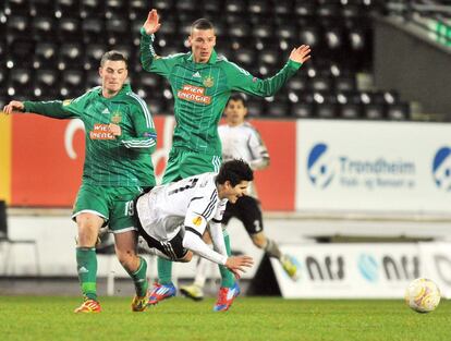 El delantero del Rosenborg, Tarik Elyounoussi, trata de zafarse de dos rivales.