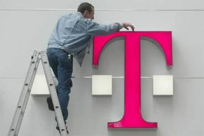 Un empleado coloca el logo de Deutsche Telekom en Hanover, en el norte de Alemania.
