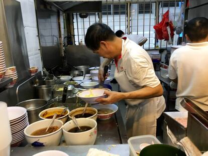 COCINERO DE TAI WAH EN PLENA ACTIVIDAD / CAPEL