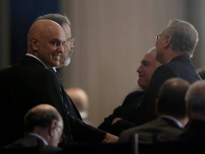 Alexandre de Moraes sorri em encontro com Temer e parlamentares no Palácio da Alvorada.