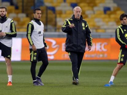 Del Bosque da indicaciones entre Nacho, Thiago y Nolito.