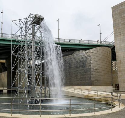 'Cascada', de 11 metros de altura, en el exterior del Guggenheim.