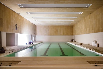 El campus universitario también cuenta con una piscina climatizada. 