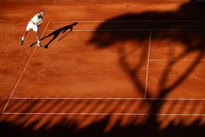 Federer sirve durante uno de sus partidos en el Foro Itálico de Roma.