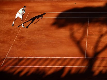 Federer sirve durante uno de sus partidos en el Foro Itálico de Roma.