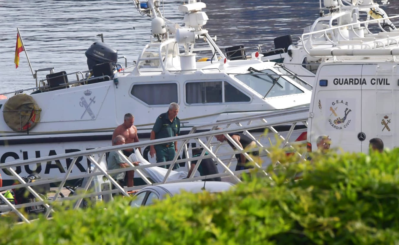 Varias personas trasladan el cuerpo de un migrante muerto durante el paso de la frontera desde Marruecos a Ceuta, el 1 de agosto.