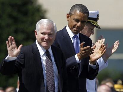 El exsecretario de Defensa Robert Gates al lado del presidente Obama, en junio de 2011. 