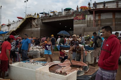 Personas con y sin mascarilla protectora, en una popular feria de venta de pescado en el puerto de Manaos.