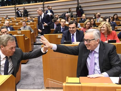 Juncker y Farage, al comienzo de una sesión plenaria en el Parlamento Europeo, en mayo de 2018.