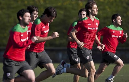 Llorente, junto a varios compañeros, durante el entrenamiento del Atheltic, ayer, horas antes de viajar a Alemania.