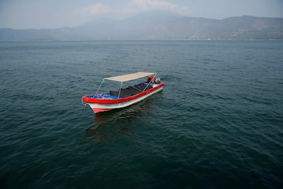 Una lancha turística vacía, en las aguas contaminadas del Lado Coatepeque, el 26 de abril.