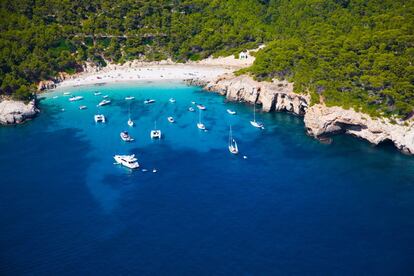 Hay muchos tramos de la costa española que deslumbran con el azul de sus aguas, por ejemplo, las calas del suroeste de Menorca: Mitjana, Trebalúger, Fustam y Escorxada, que aparece en esta fotografía. Escondidas y a un paseo a pie o en barco, cuando uno se acerca finalmente a sus arenales se queda maravillado de la luminosidad azulada de sus aguas.