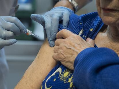 Una anciana recibe la vacuna de la gripe