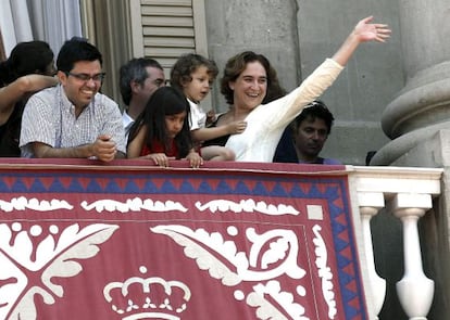 Ada Colau saluda els castellers des del balcó de l'Ajuntament.